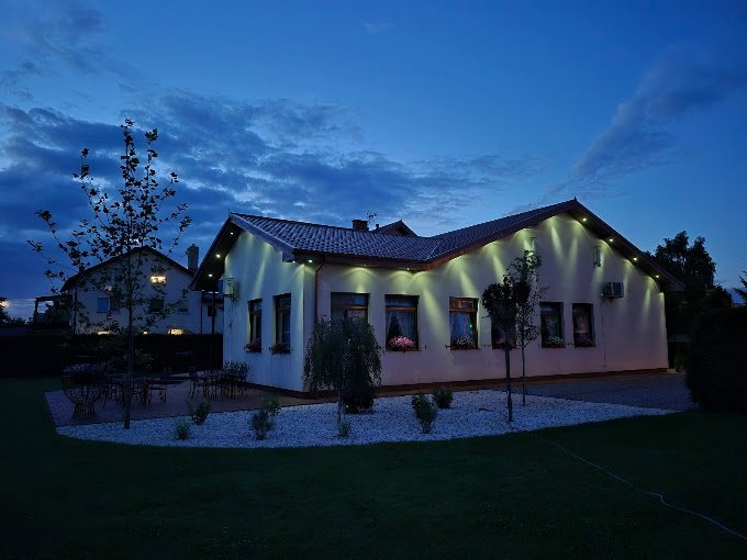 Sala Ambasador w Bolszewie — wnętrze i ogród